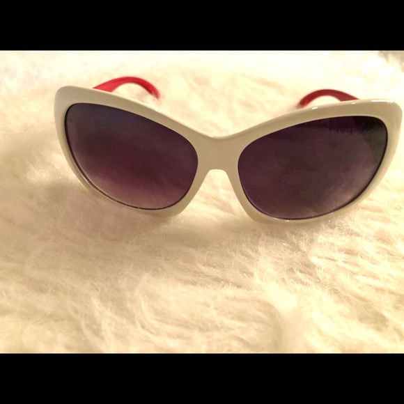 Stylish great looking white and red sunglasses with diamond and chrome accents - Picture 6 of 11